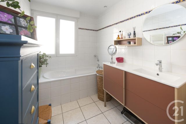 Afficher la photo en grand Appartement F3 à vendre - 3 pièces - 94.0 m2 - ST NAZAIRE - 44 - PAYS-DE-LOIRE - Century 21 By Ouest